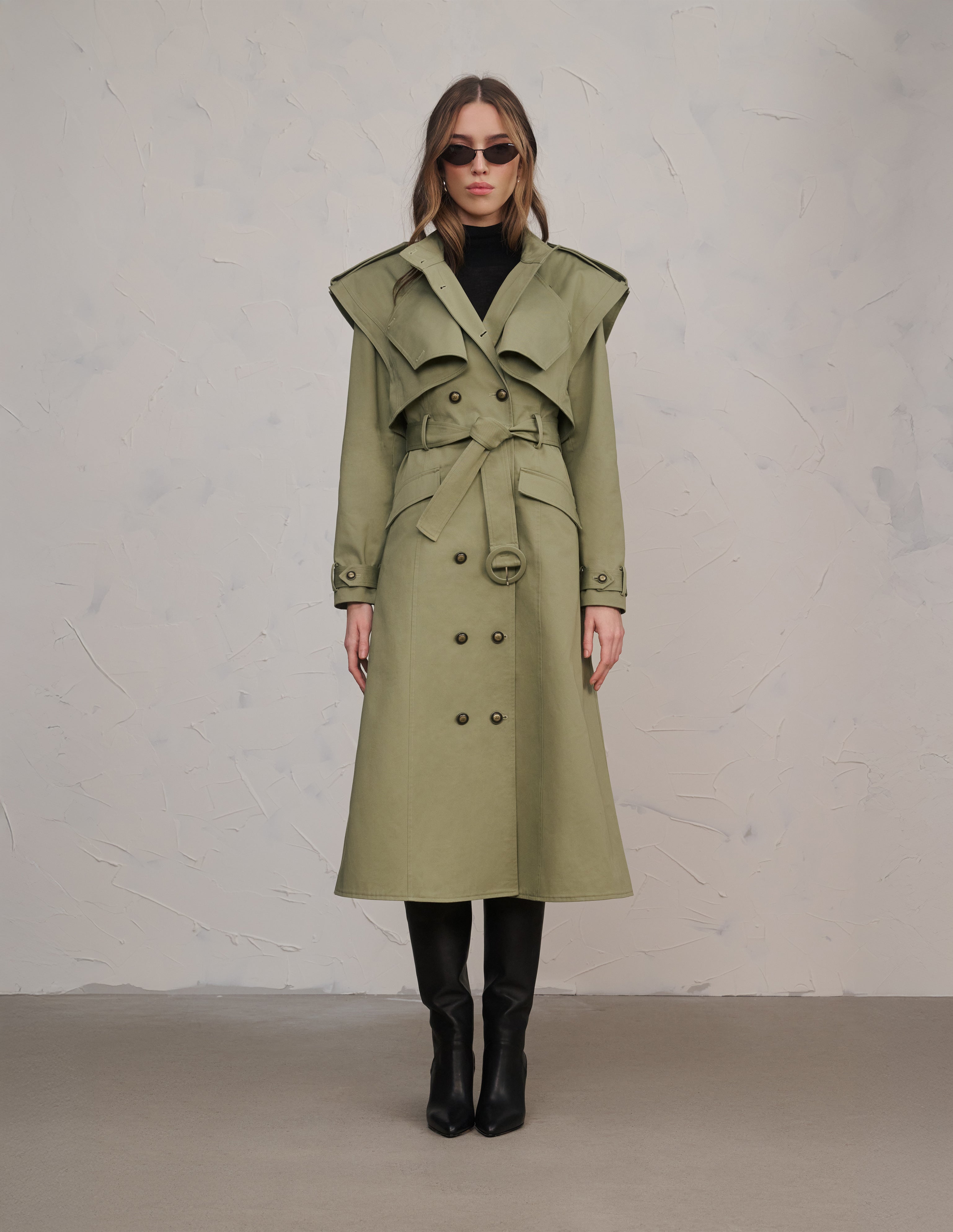 Gabardina moderna de lona color oliva